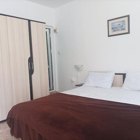 Family Hotel Bohemi II Primorsko Bagian luar foto